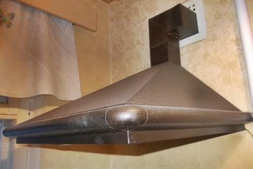 Кухонная вытяжка в частном доме через стену. Монтажные работы на кухне