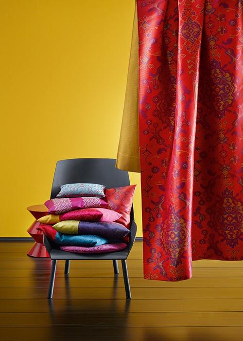 Оформление окна в спальне тюлью.  С овременные новинки штор