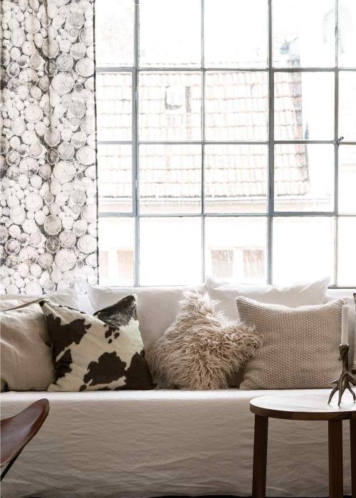 Оформление окна в спальне тюлью.  С овременные новинки штор