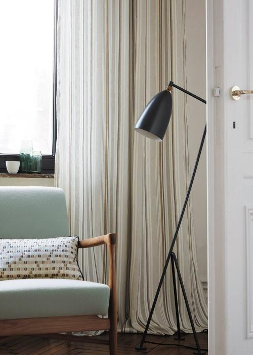 Оформление окна в спальне тюлью.  С овременные новинки штор