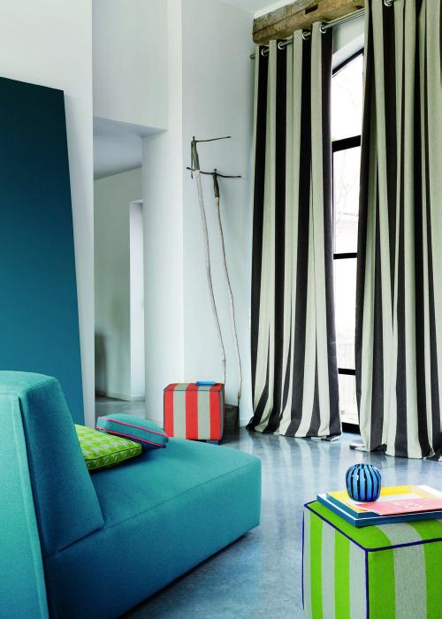 Оформление окна в спальне тюлью.  С овременные новинки штор