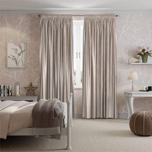 Оформление окна в спальне тюлью.  С овременные новинки штор