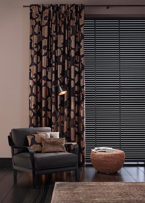 Оформление окна в спальне тюлью.  С овременные новинки штор