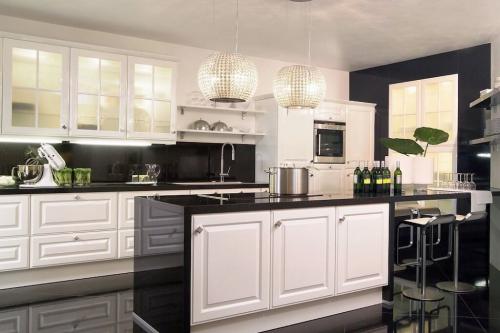 Белая кухня с серой столешницей. Стилистическое разнообразие