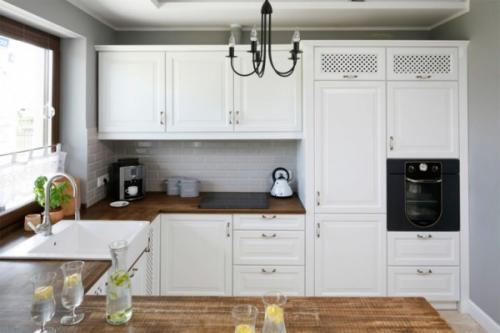 Белая кухня с деревянной столешницей – очаровательный минимализм