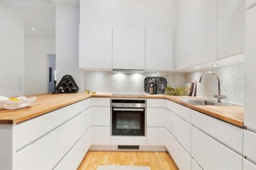 Белая кухня с деревянной столешницей – очаровательный минимализм