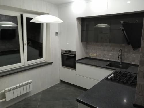 Белая кухня с серой столешницей. Стилистическое разнообразие