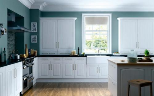 Белая кухня с деревянной столешницей – очаровательный минимализм