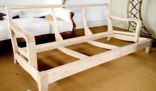 Воняет диван, что делать. По какой причине возникает запах