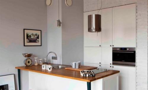 Белая кухня с деревянной столешницей – очаровательный минимализм