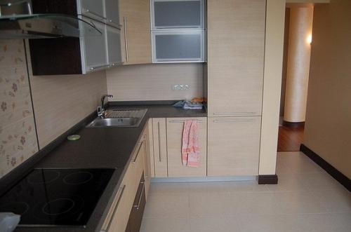 Как выбрать столешницу для кухни по цвету. Выбор цвета столешницы для нейтральной кухни