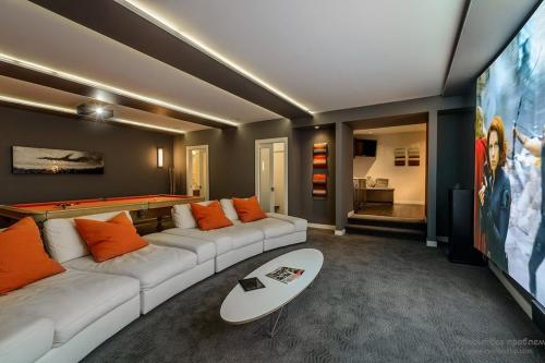 Интерьер кинотеатра в частном доме. Особенности обустройства домашнего кинотеатра