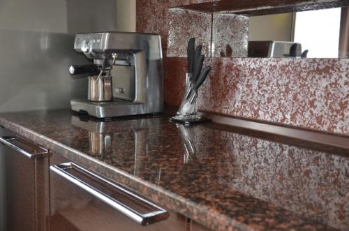 Как в детской комнате сделать письменный стол продолжением окна. Выбираем материалы для столешницы в детскую