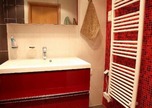 Куда лучше вешать полотенца в ванной. Где не стоит размещать полотенцесушитель в ванной