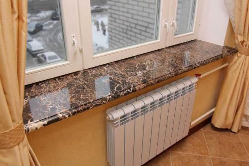 Как в детской комнате сделать письменный стол продолжением окна. Выбираем материалы для столешницы в детскую