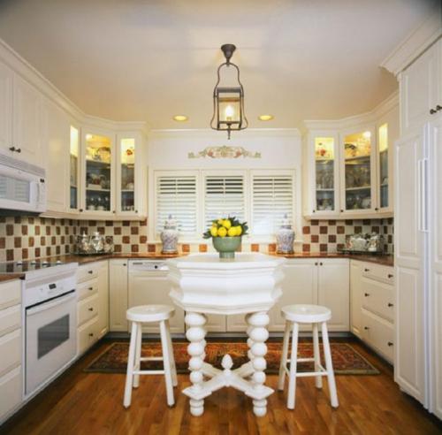 Обеденный стол на кухню. Маленький круглый столик