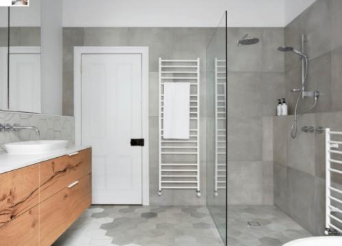 Куда лучше вешать полотенца в ванной. Где не стоит размещать полотенцесушитель в ванной