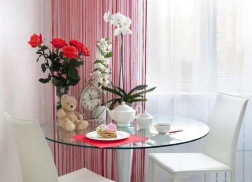 Обеденный стол на кухню. Маленький круглый столик