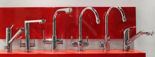 Смесители для маленькой раковины. На фото: однорычажный смеситель с регулировкой высоты 331260562 от фабрики KLUDI. 07