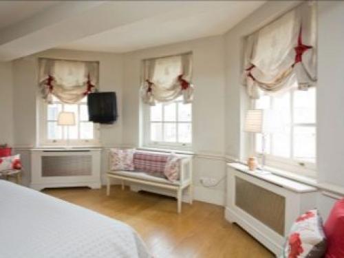 Как оформить окно в спальне. Что нужно учесть при оформлении окон в спальне 11