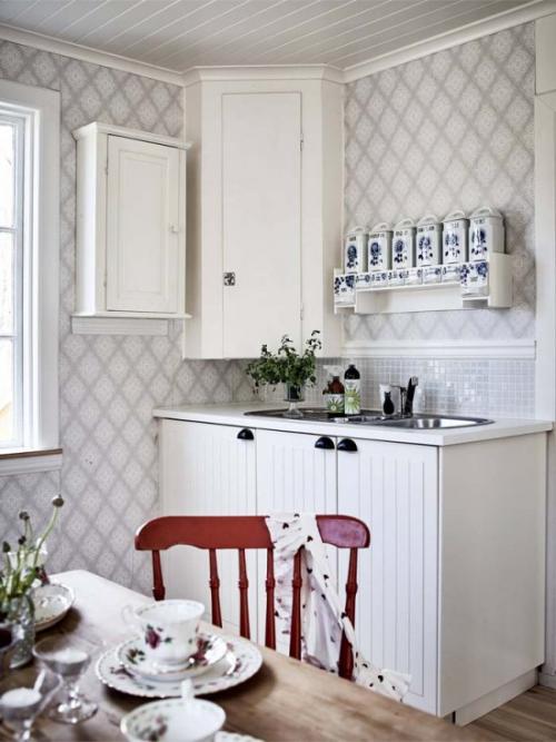 Как на маленькой кухне разместить технику. Приё. Отделка с «оптической иллюзией»