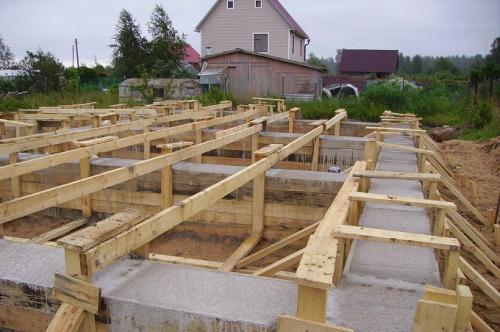 Какой марки бетон на фундамент забора. Какие марки бетона допускается использовать для заливки ленточного фундамента?