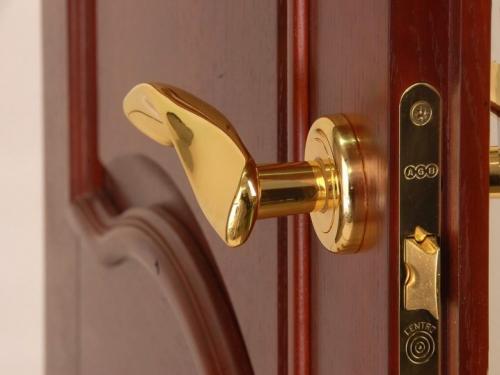 Как собрать дверной замок схема накладной. Установка накладного замка 06