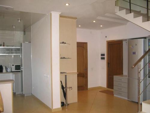 Как спрятать холодильник в прихожей. Холодильник в прихожей 11 Как спрятать холодильник в прихожей. Холодильник в прихожей 11