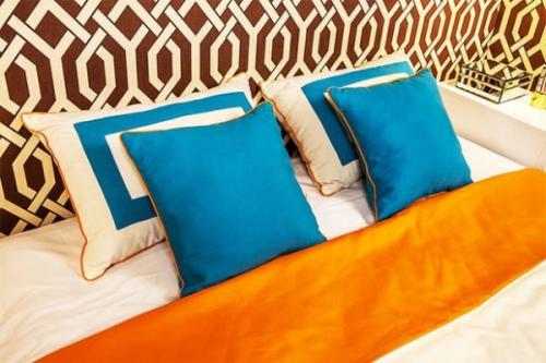 Обои под шоколадный потолок. Шоколадно-сливочная спальня