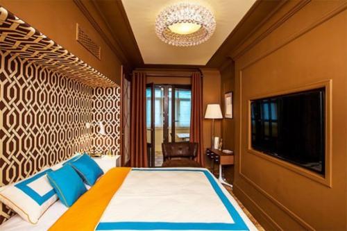 Обои под шоколадный потолок. Шоколадно-сливочная спальня