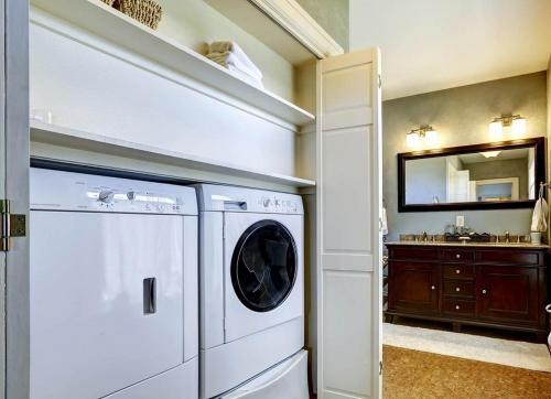 Как спрятать холодильник в прихожей. Холодильник в прихожей 12 Как спрятать холодильник в прихожей. Холодильник в прихожей 12