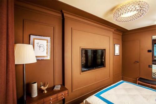 Обои под шоколадный потолок. Шоколадно-сливочная спальня