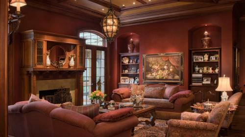 В одной комнате две люстры. Разные светильники в одной комнате: учимся нарушать правила