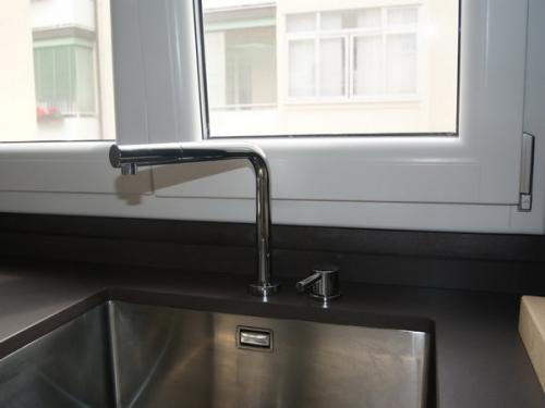 Мойка у окна батарея.