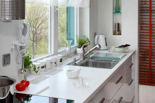 Мойка у окна батарея.