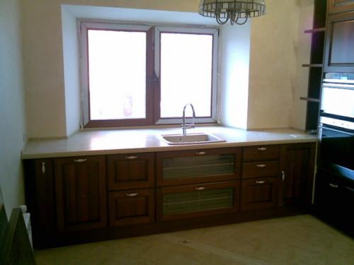 Мойка у окна батарея.