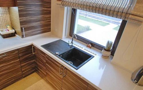 Мойка у окна батарея.