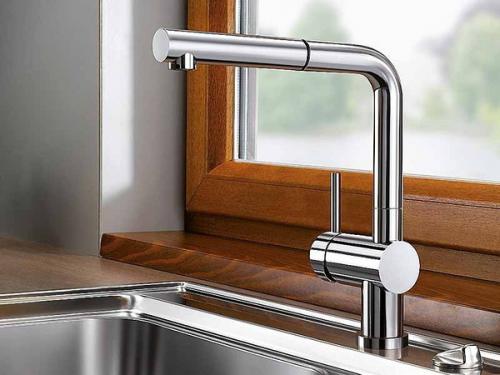 Мойка у окна батарея.