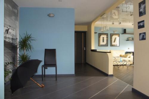 Перегородка между гостиной и прихожей. Перегородка между прихожей и гостиной: фото удачных проектов 19