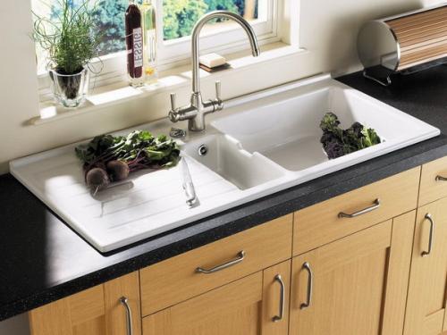 Мойка у окна батарея.