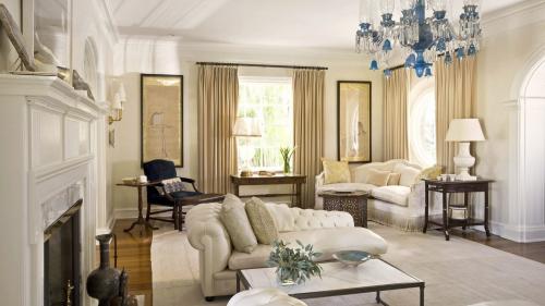 В одной комнате две люстры. Разные светильники в одной комнате: учимся нарушать правила