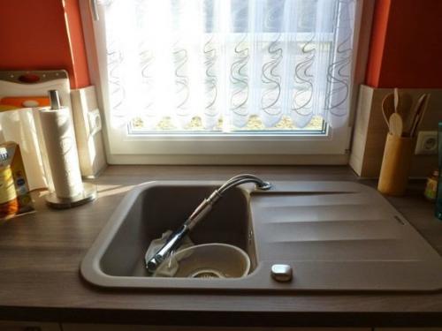 Мойка у окна батарея.