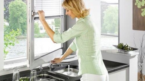 Мойка у окна батарея.