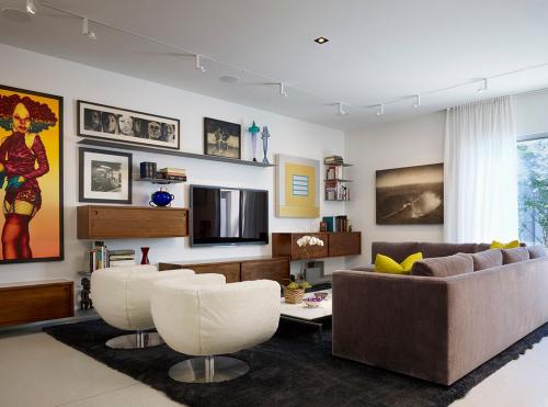 Картины над телевизором. Варианты оформления стены под телевизор в гостиной