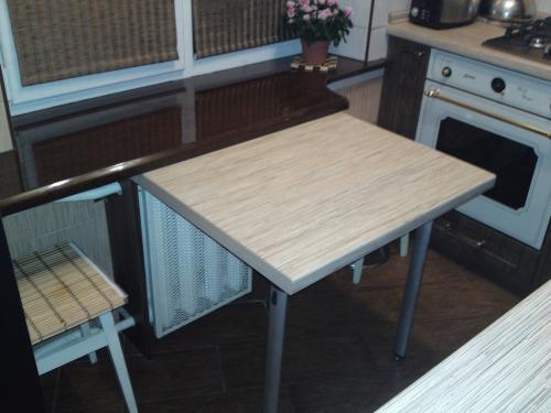 Кухня с окном в рабочей зоне. Столешница у кухонного окна