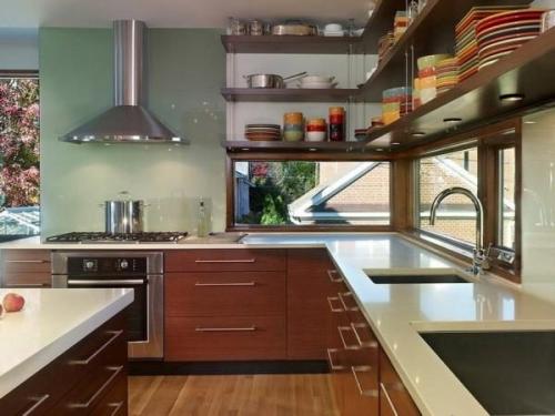 Угловые кухни с окном посередине. Окно на угловой кухне