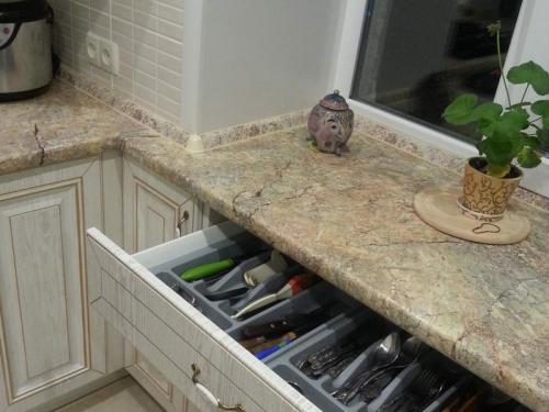 Кухня с окном в рабочей зоне. Столешница у кухонного окна