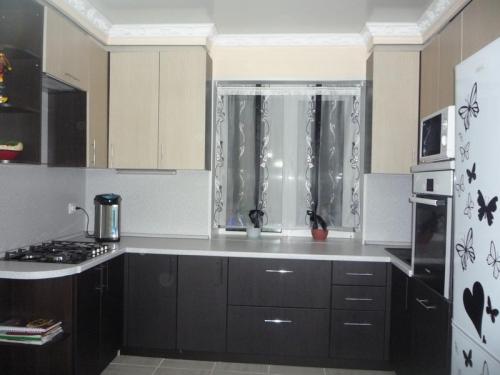 Кухня с окном в рабочей зоне. Столешница у кухонного окна