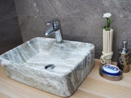 Что лучше для раковины керамика или фаянс. Какая мойка лучше – врезная или накладная? 13