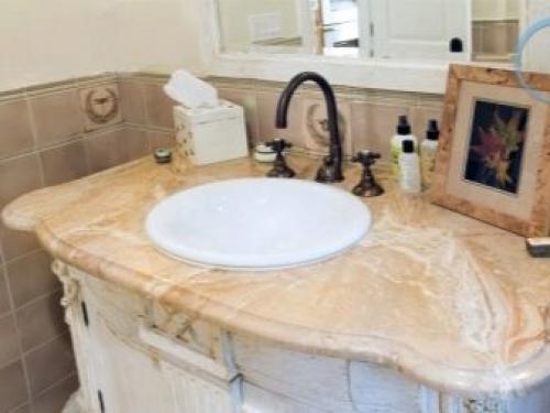 Что лучше для раковины керамика или фаянс. Какая мойка лучше – врезная или накладная? 11